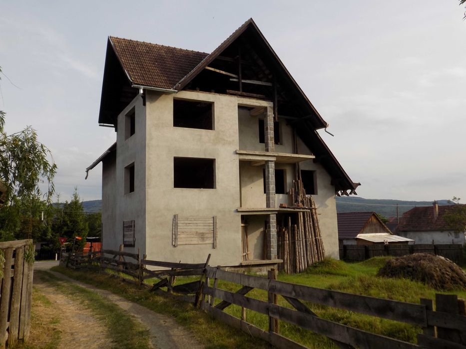 Casă și teren, sau apartamente si teren aferent de vânzare