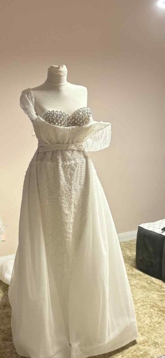 Vand rochie de mireasa cu trena detasabila lucrata manual pe corset