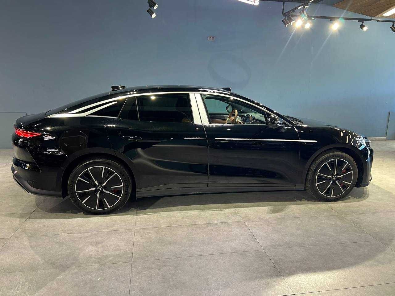 BYD Han L 2-pozitsiya 680 ot kuchi 701 km