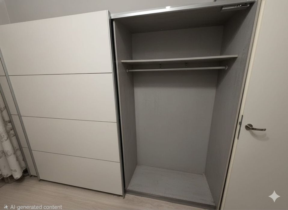 Vand dulap alb in stare foarte buna