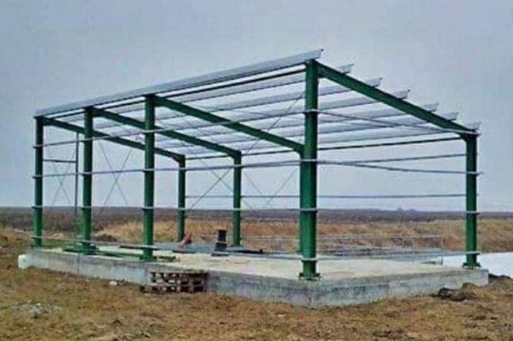 Vand hale metalice la comanda clientului