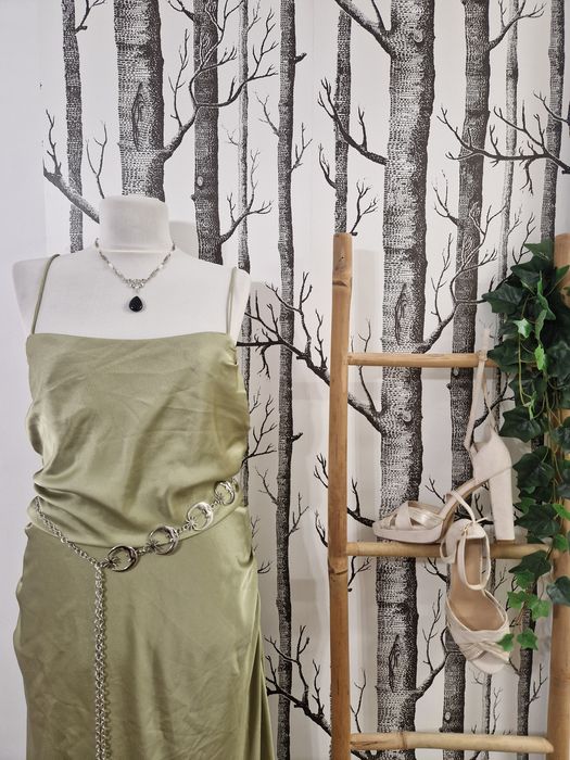 Rochie domnisoara onoare, banchet, nunta verde sage cu spatele gol si