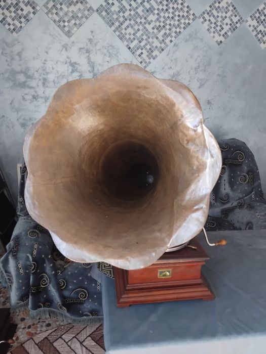 Superb gramofon, patefon original MASTER'S VOICE fabricat în 1924.
