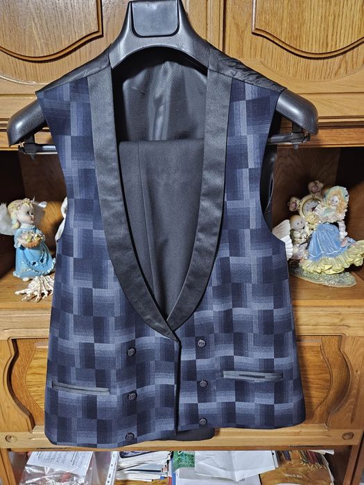 Vând costum mărimea 50