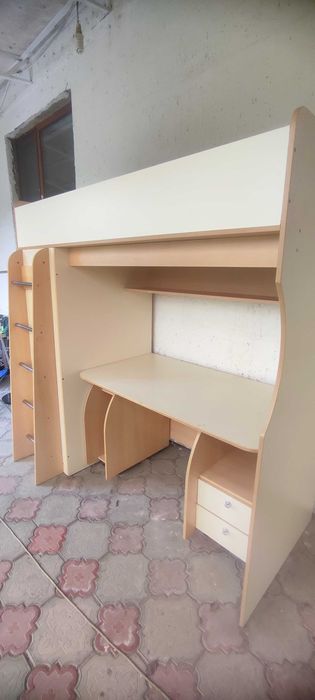 Двухъярусные кровати с рабочим столом и шкафом