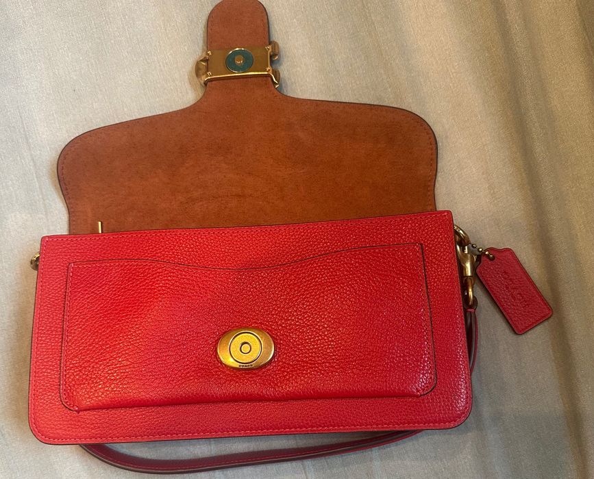 Coach чантата е нова не ползвана