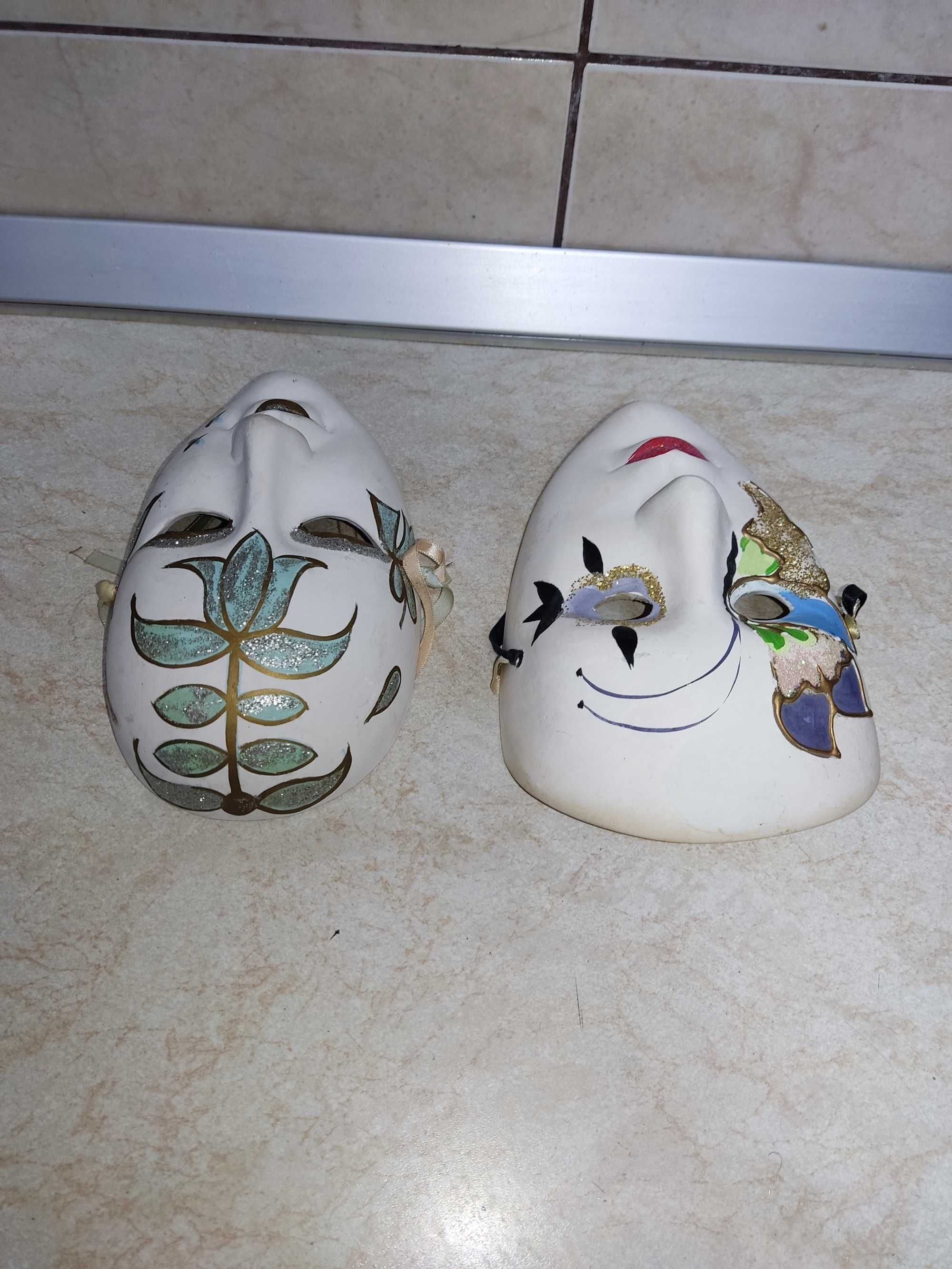 Doua maști ceramice venețiene