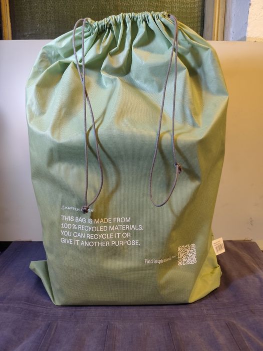 Rucsacul din imagine este modelul Helsinki Pro de la Kapten & Son. Ace