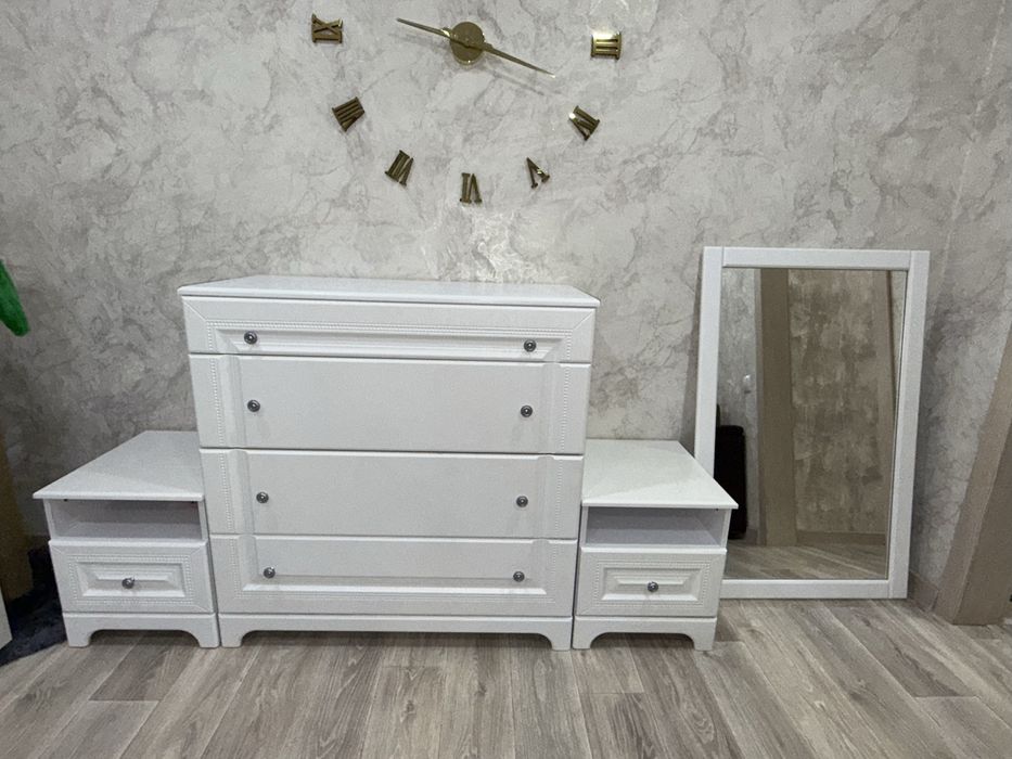 Комод, тумбочки и зеркало (комплект)