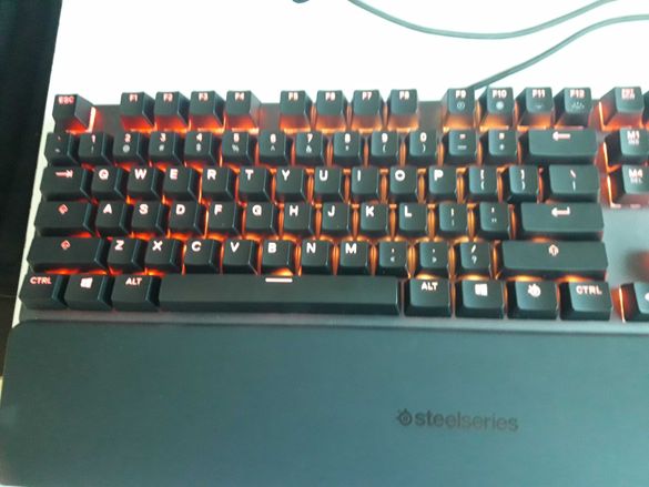 .Продавм геймърска клавиетура steel series apex 5 RGB