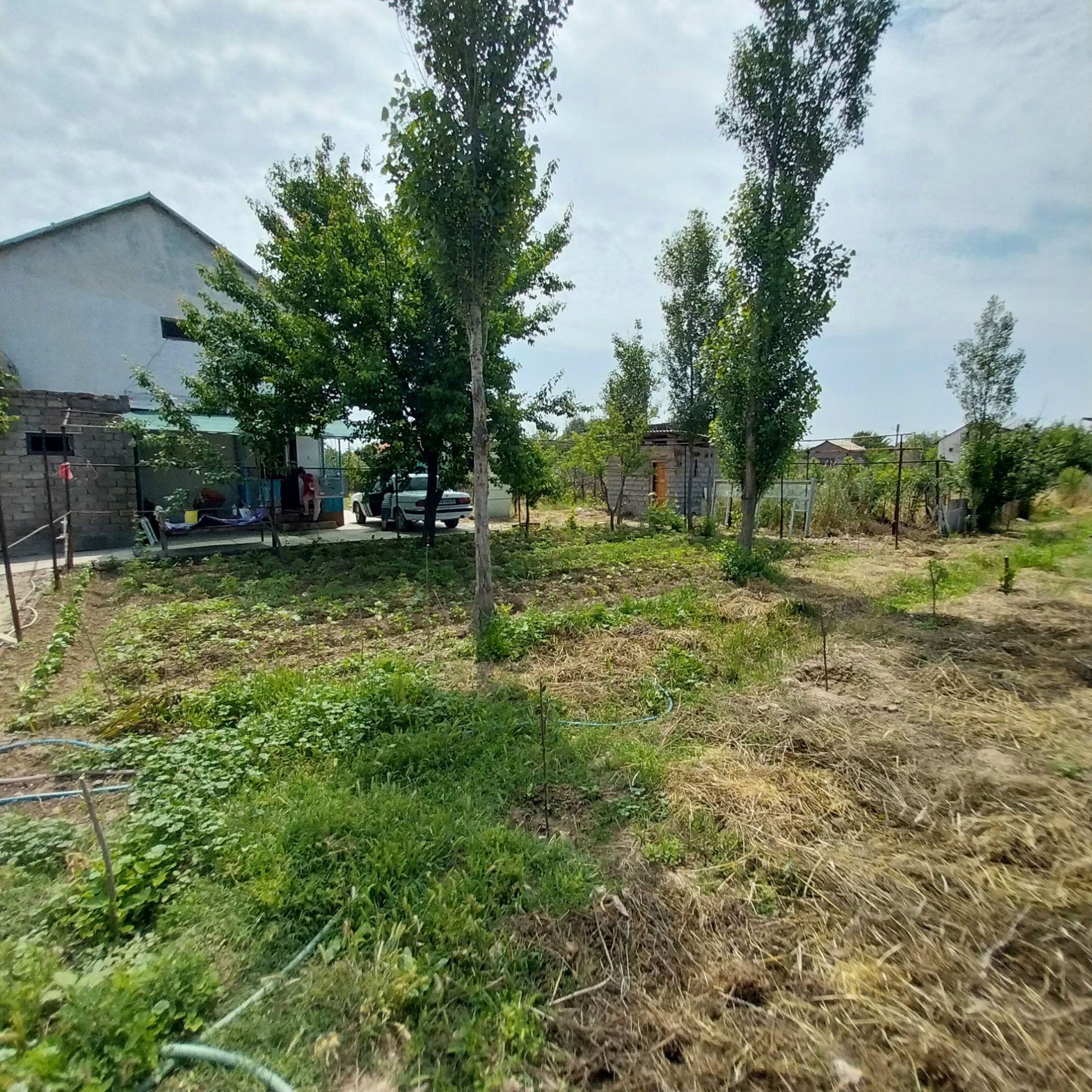 Продаётся дом Дача возле ангрен реки. Двухэтажная с удобствами.