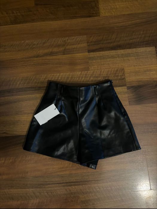 Класически черни кожени шорти с висока талия ZARA