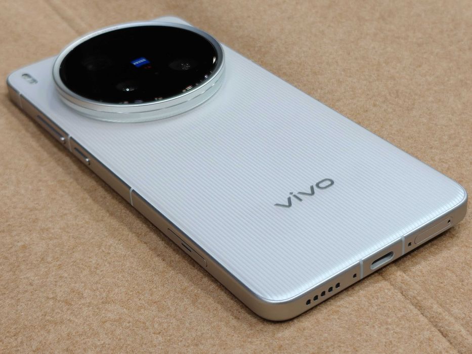 Нов Vivo X200 Ultra 12/256 Silver - Zeiss 50+200+50;SD8 Elite;6000mAh