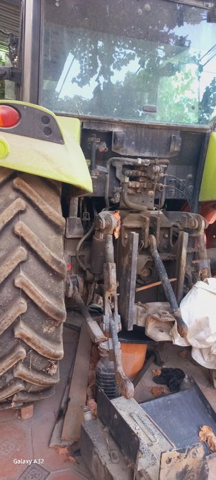 Claas axos340  traktor