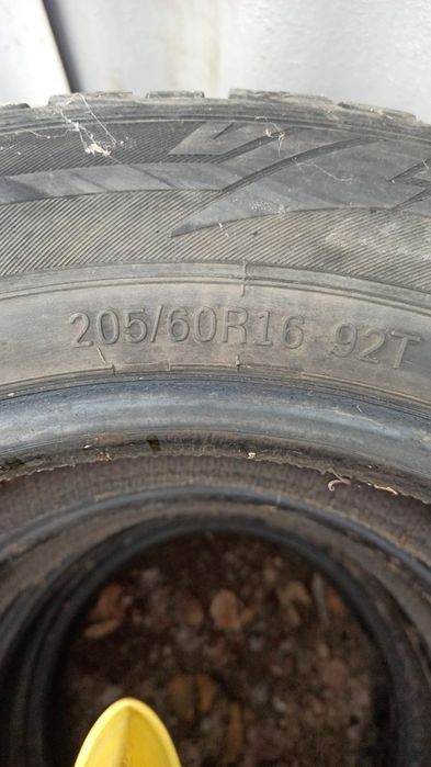 Продам зимние хорошую резину стоит ненужная , подарили новую .