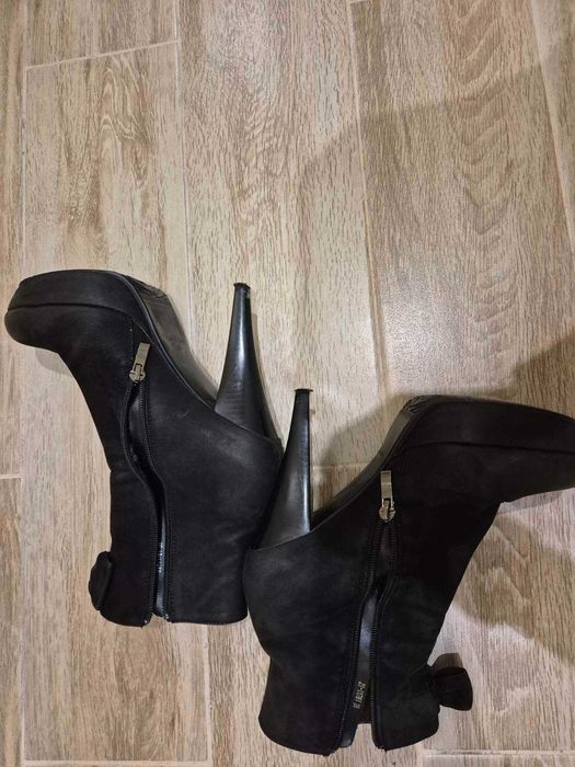 Боти от естествен велур
Боти от естествен велур
Номер 38
 ток 10-11см