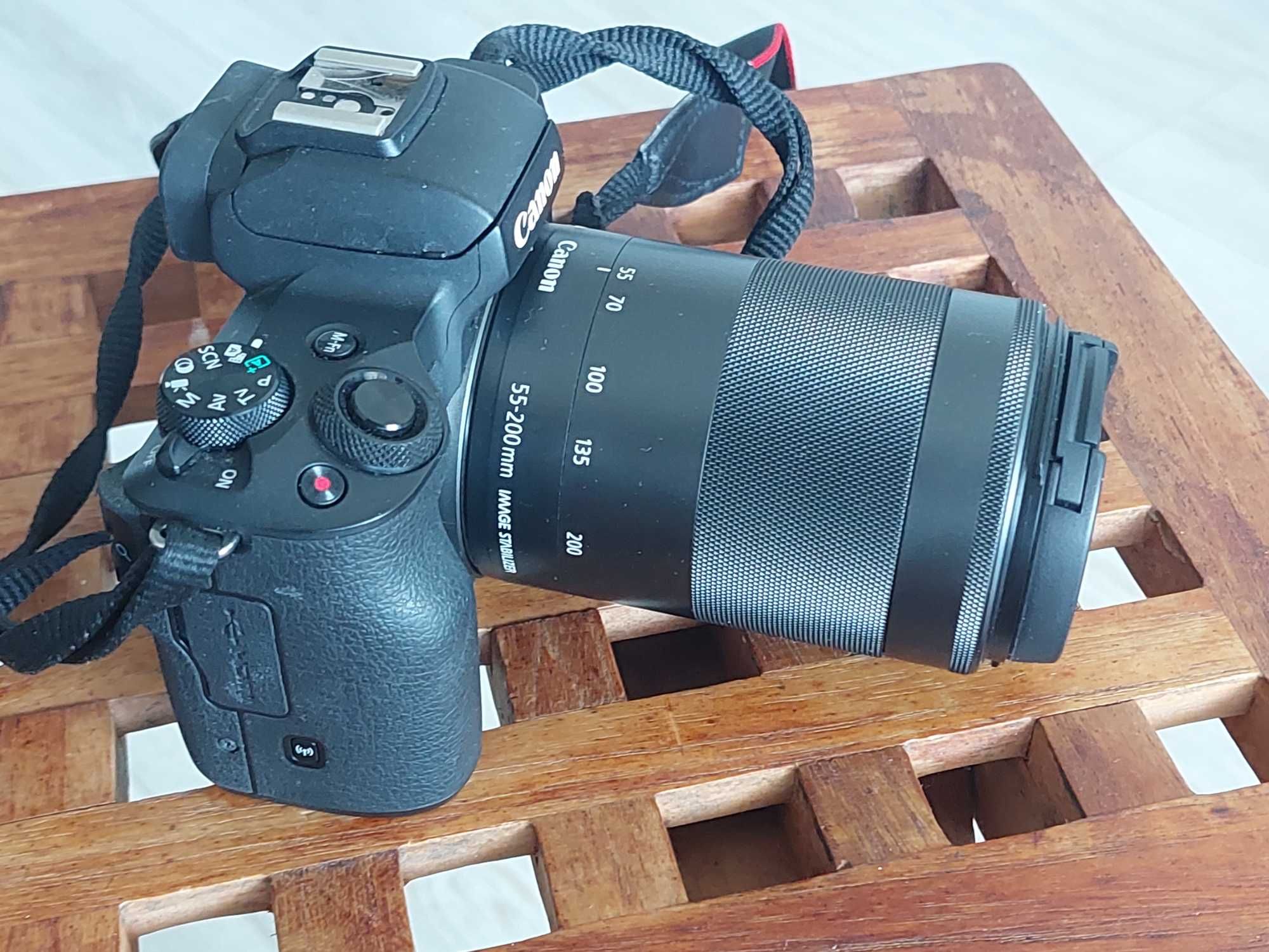 Продавам комплект фотоапарат Canon EOS M50 Mark II
