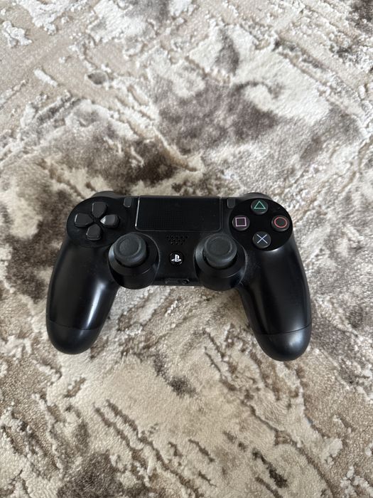 Vand ps4 pro 1 TB hard + 3 jocuri.  Consola este putin utilizata.