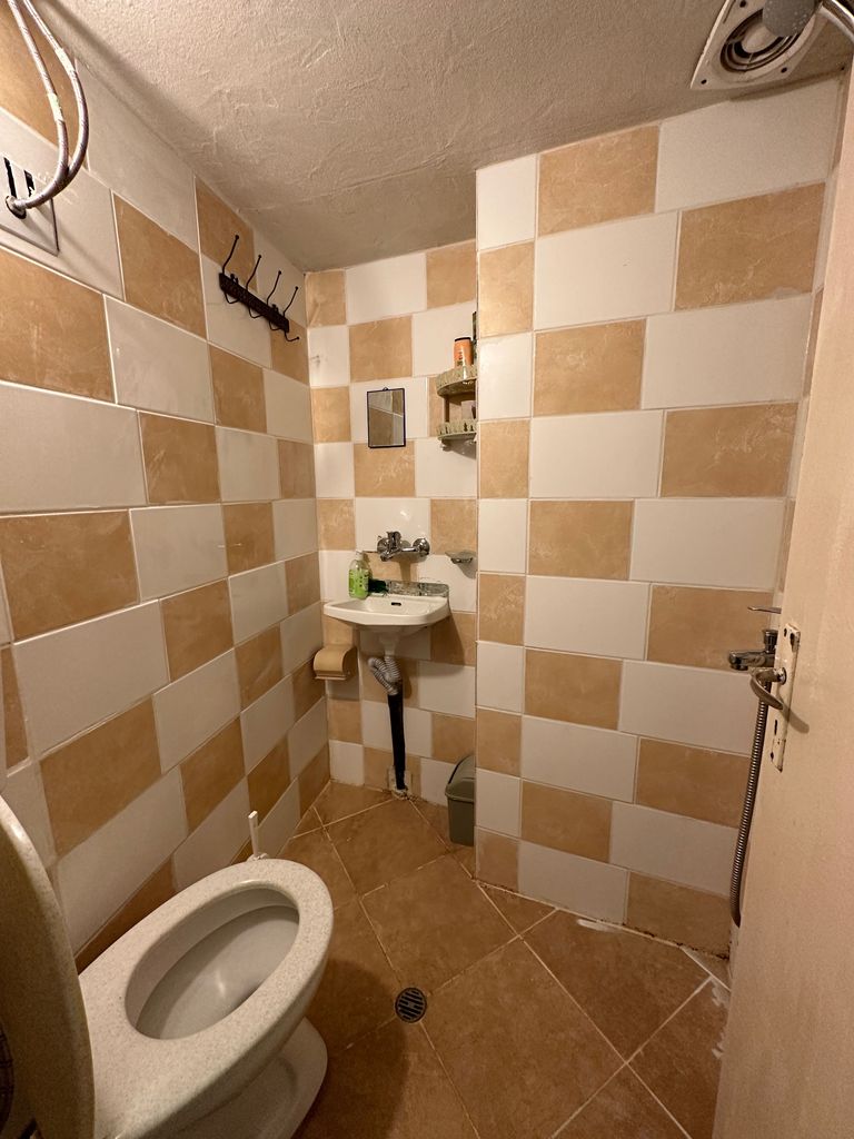 Дава се под наем Едностаен апартамент в Варна, Център - 10 кв.м за 204 € - Снимка #4