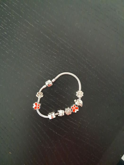 Brățară tip Pandora cu 9 charmuri incluse