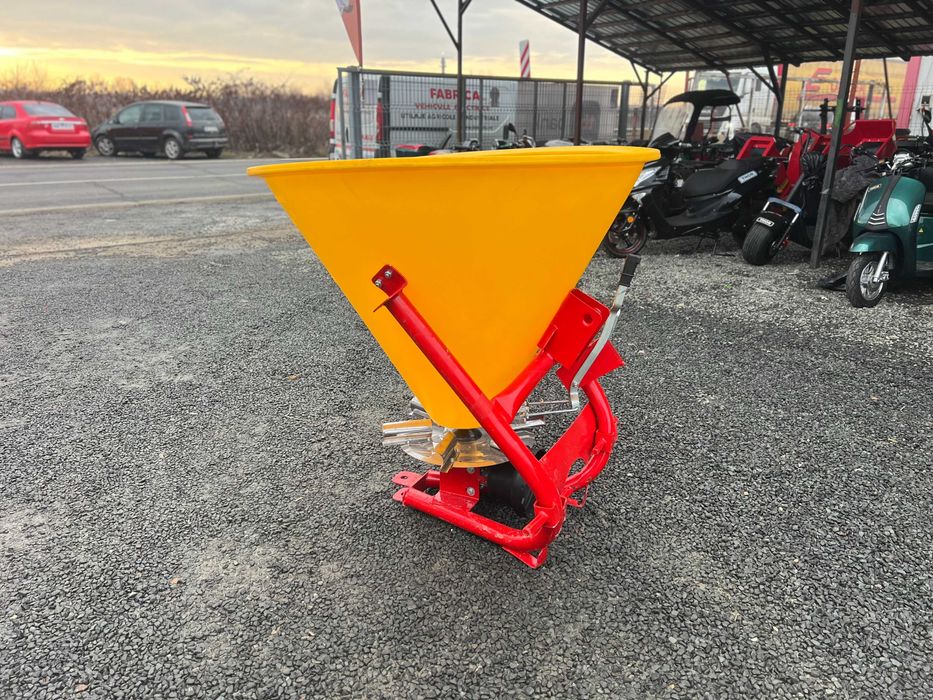 Distribuitor de ingrasaminte polonez 300 L cuva plastic