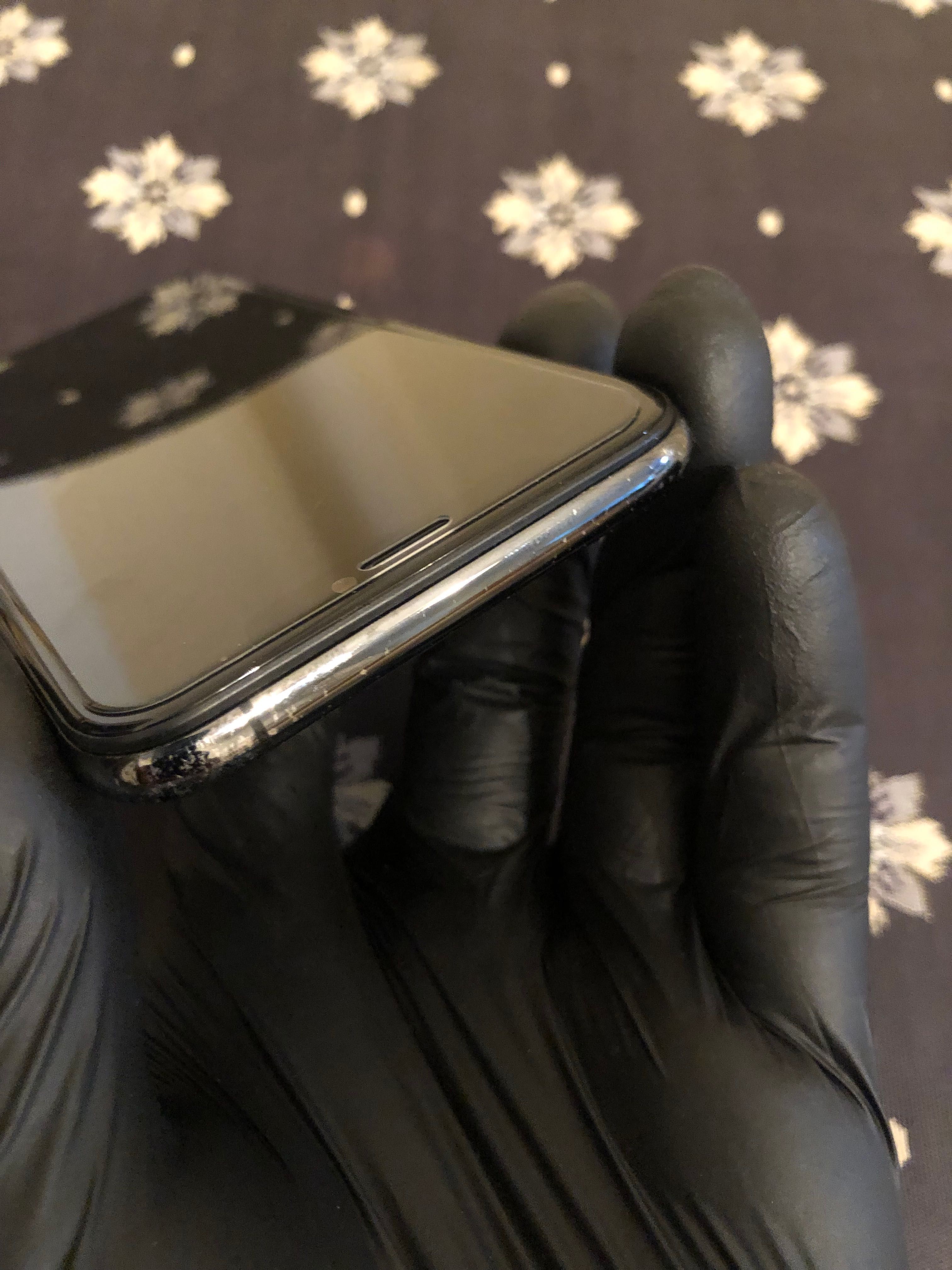 Продавам черен iPhone XS 256GB.
