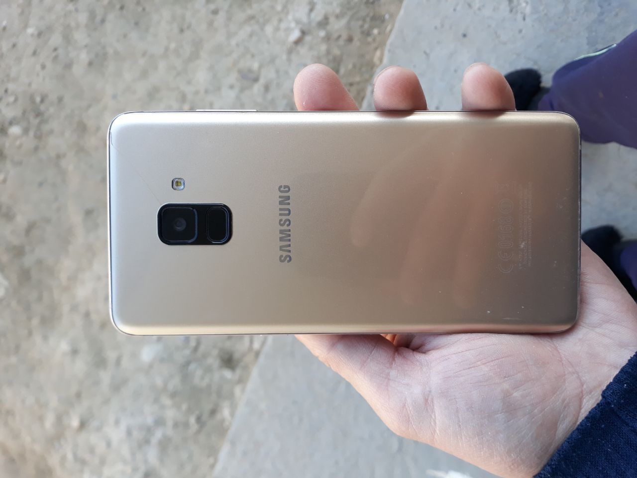 Samsung A8+ 2018  хотира 32 сотилади