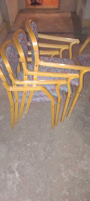Vand 11 scaune cu cotiere foarte confortabile si stabile