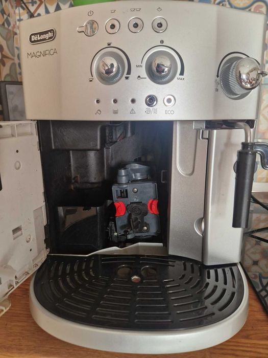 Продавам Кафе Машина Delonghi magnifica Esam 4200