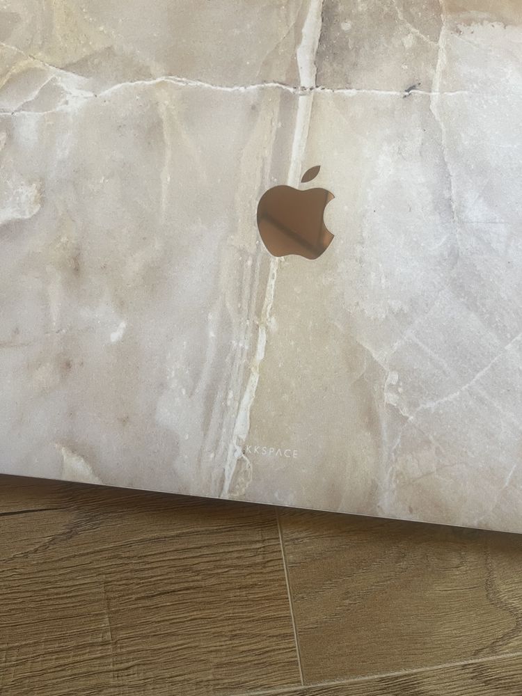 MacBook M1 2020 года