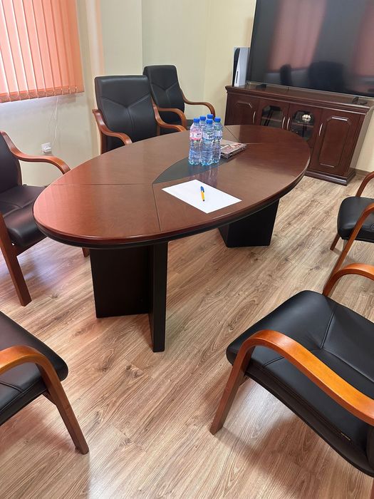 Заседателна маса за офис