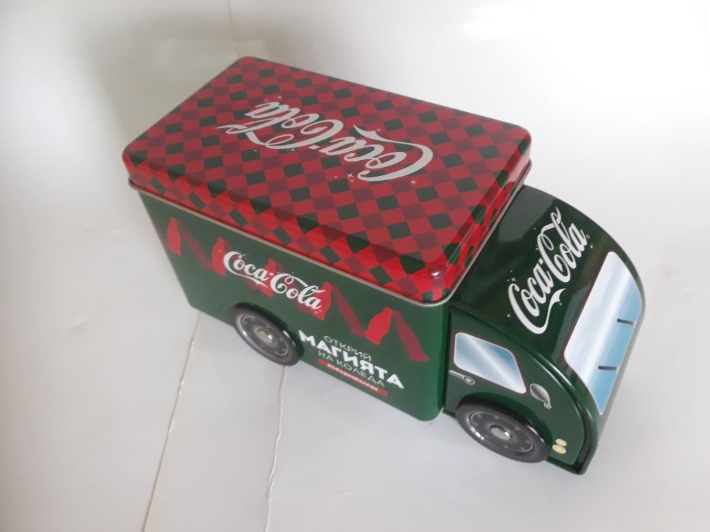 Продавам Коледни рекламни кутии и камиончета на Кока кола.