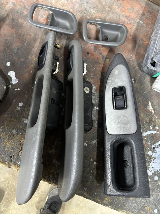 Ручки двери с кнопками эл стеклоподьемника авенсис т22