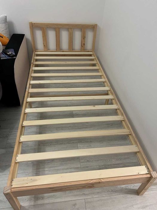 Vând pat 90 * 200 Salteaua se vinde separat!