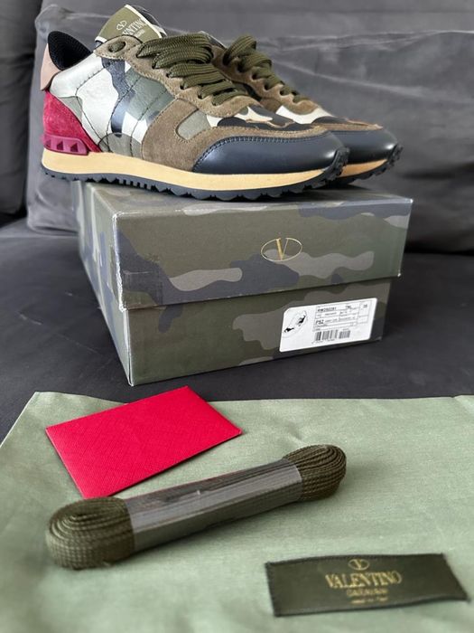 Adidasi guci si valentino cei negri nu mai sunt disponibili