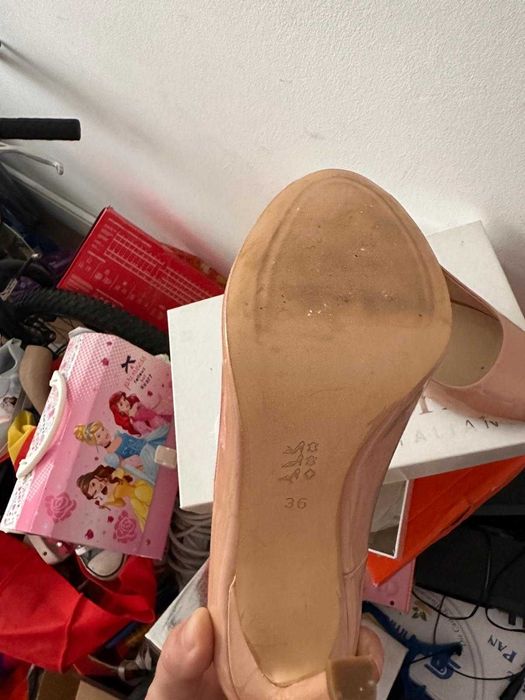 Pantofi decupati vicino 36