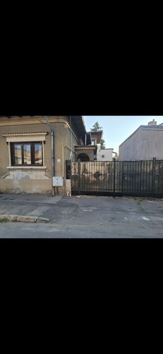 Inchiriez casa la curte (depozit) sector 1