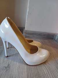 Бели лачени обувки