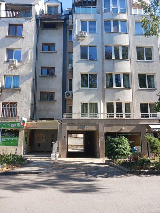 ПРОДАВАМ Гараж за два, три мотора