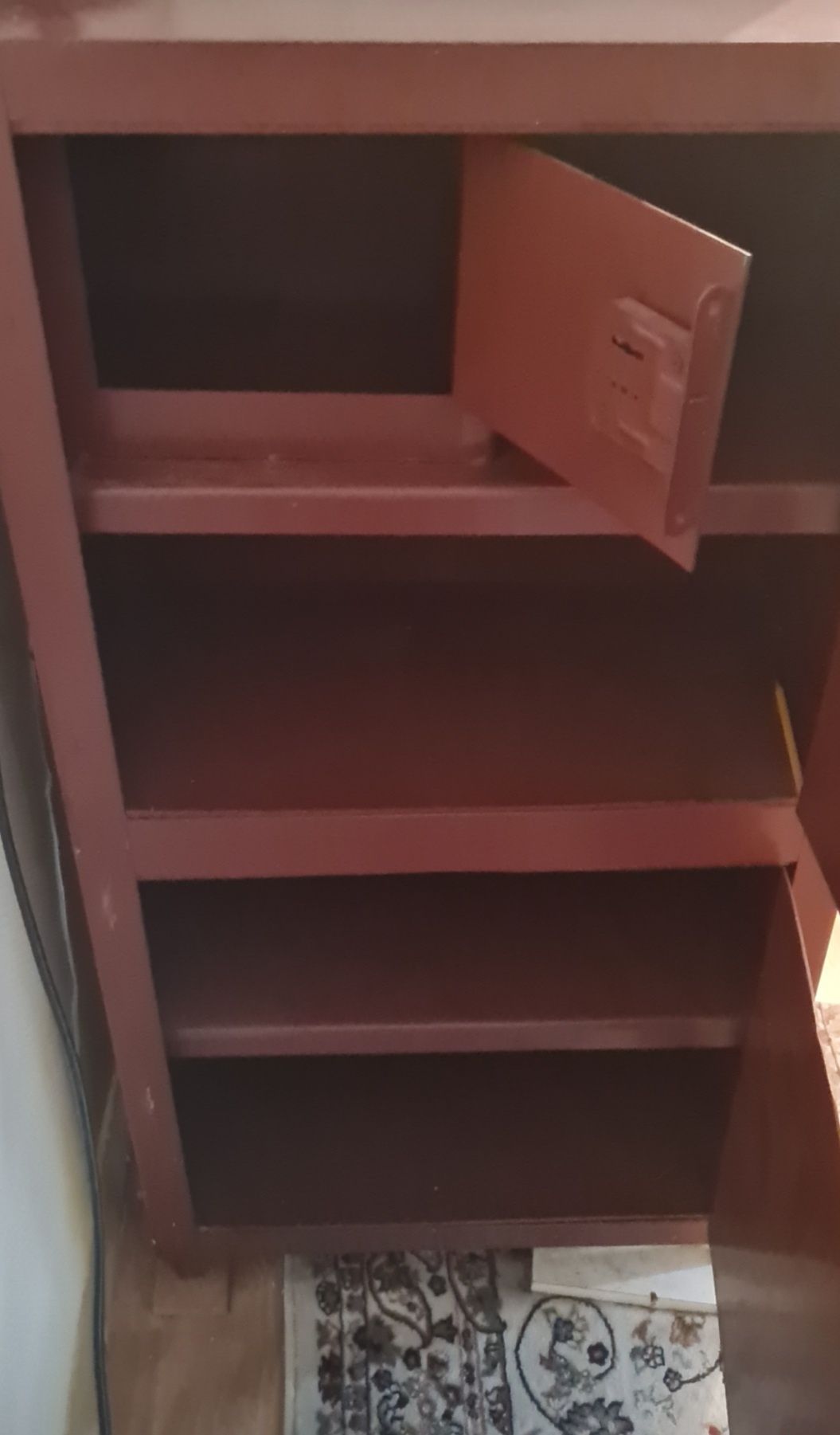 Сейфовый шкаф коричневого цвета