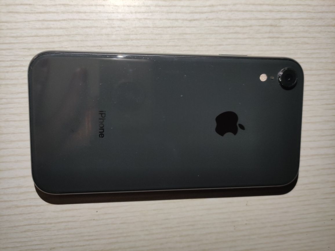 iPhone Xr 64GB  black със слушалки