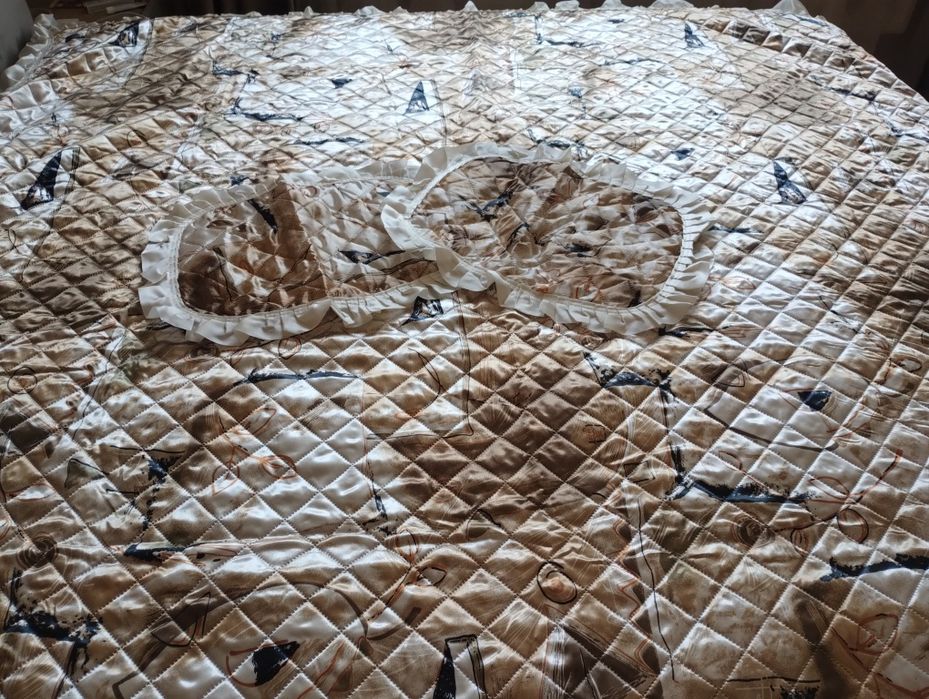 Кувертюра от сатен за спалня