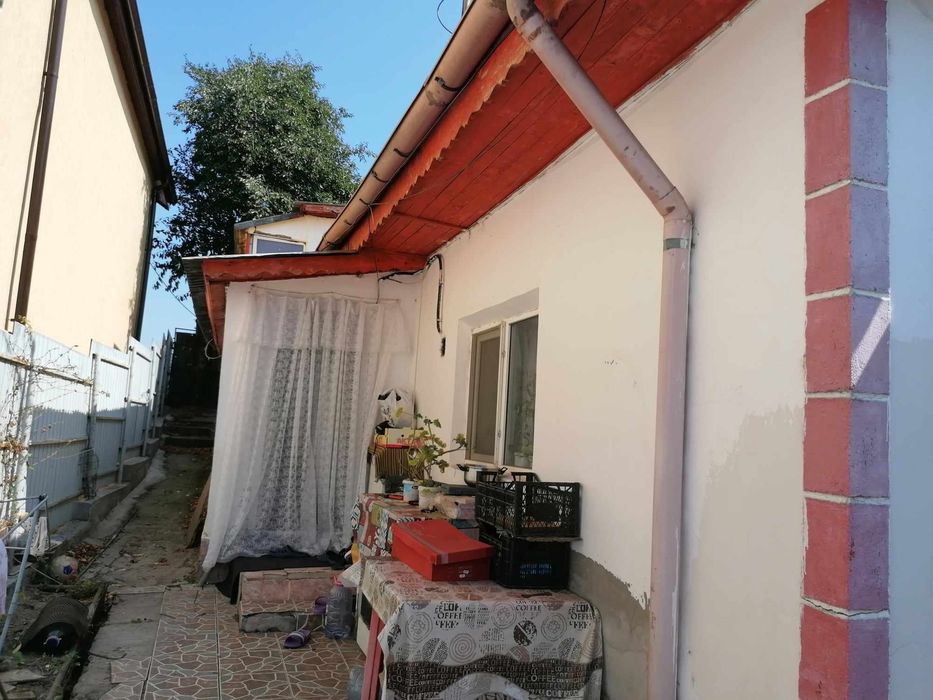 Casa de vanzare 3 camere bucatarie si baie