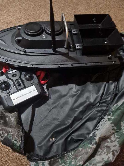 Лодка за захранка с две отделни гнезда НОВА