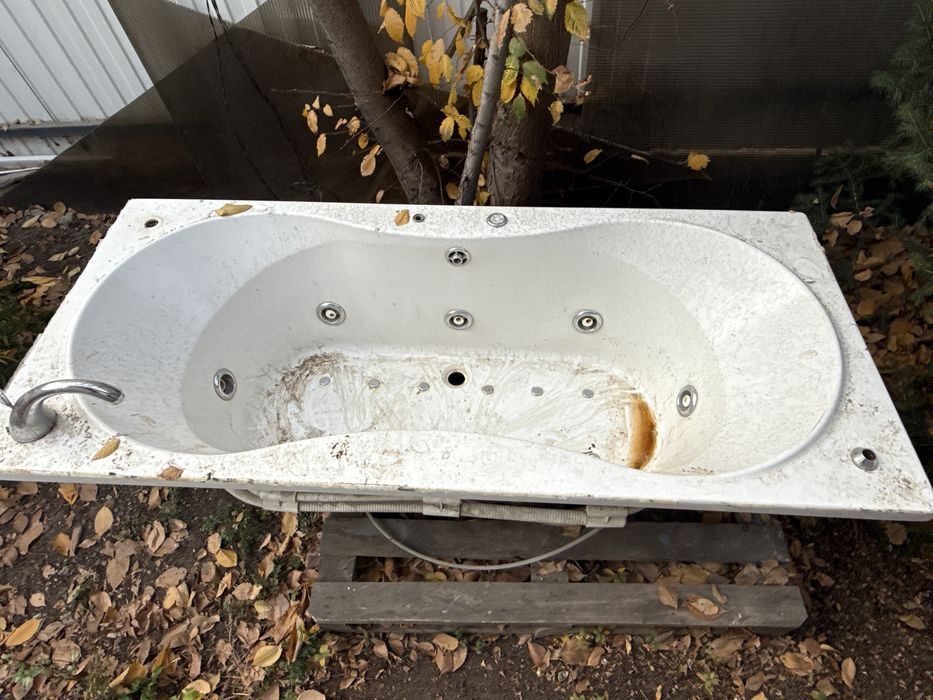 Белое акриловое джакузи