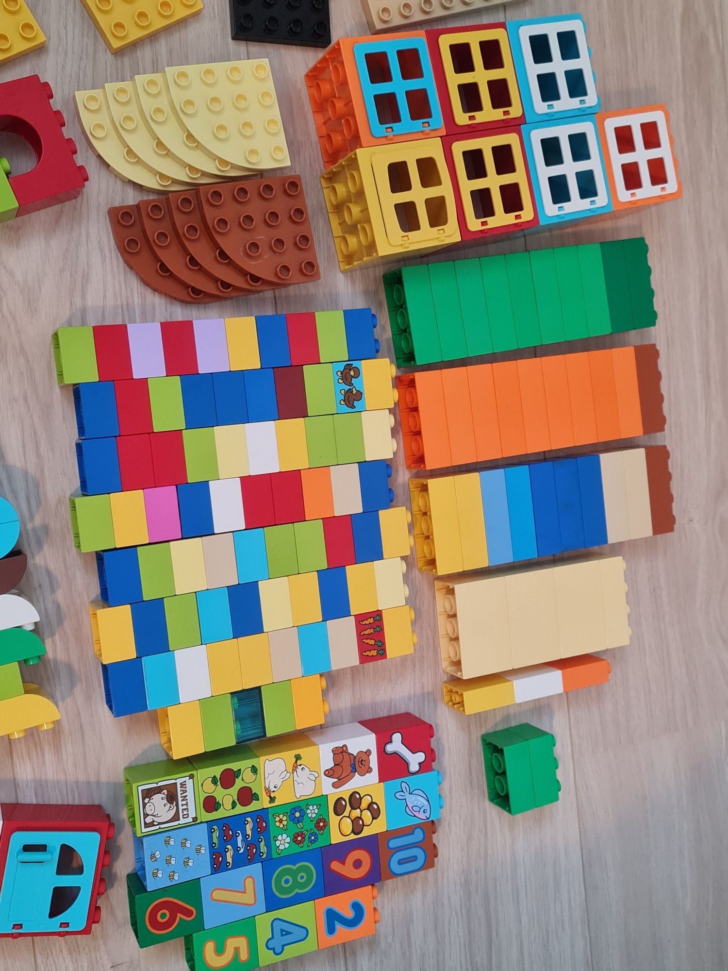 Piese Lego Duplo Originale - mai mult de 200 de bucati si 10 figurine.