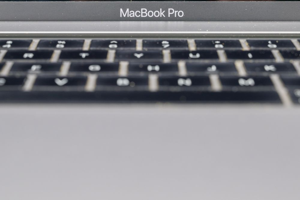 MacBook Pro 15" 2017 Touch Bar – i7 2.8GHz / 16GB RAM / 256GB SSD