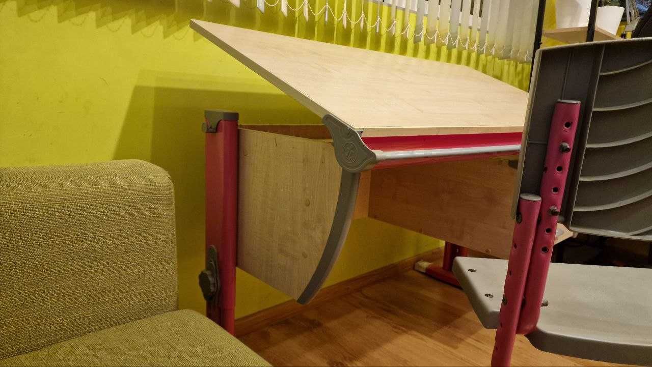 Продавам ергономично регулируемо детско бюро  със стол