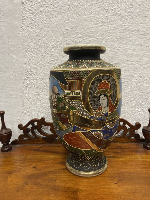 Японска ваза Сацума от началото на 20 век с ръчна позлата и релефна