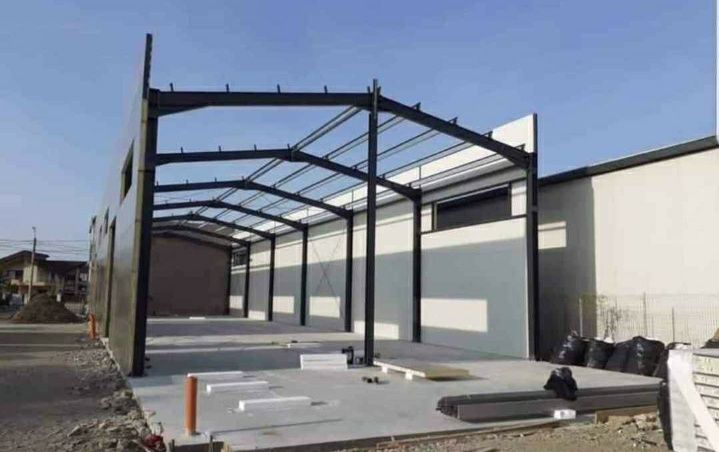 Vând hală metalică 10 x25
